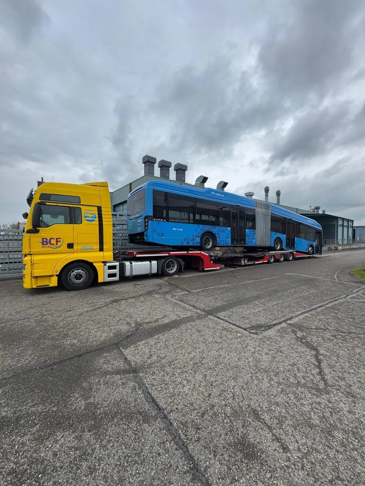 BCF Mobiliteit truck carrying an articulated bus on a low-loader