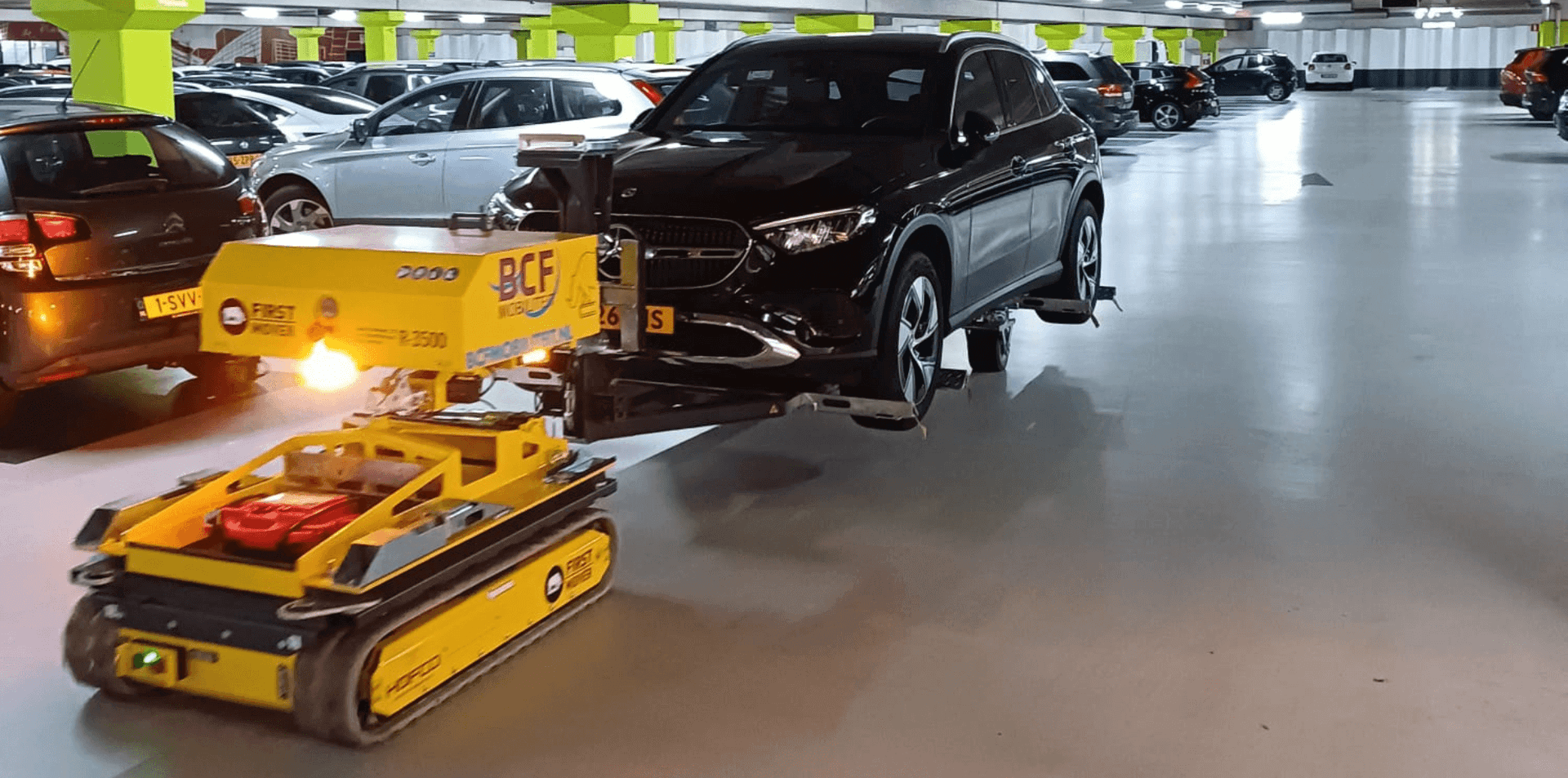 BCF Mover verplaatst een voertuig uit een parkeergarage