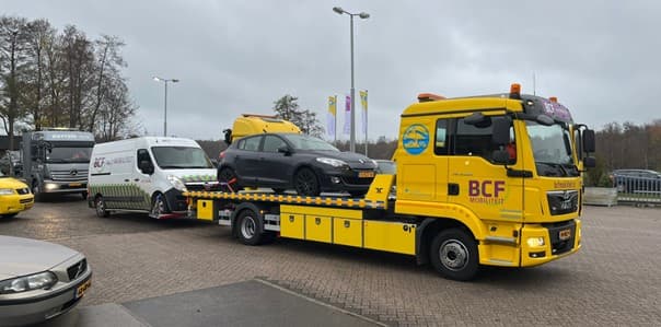 Autotransporter van BCF onderweg met voertuigen