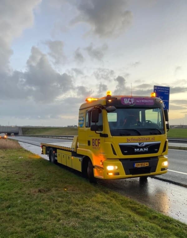 BCF zwaar bergingsvoertuig dat een truck helpt