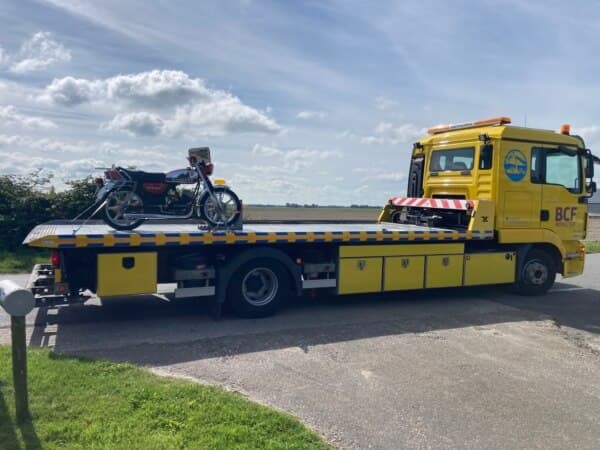 Chauffeur van BCF Mobiliteit die voertuigen inlaadt